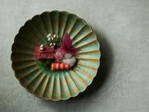 器にこだわり魅せる和食も展開。