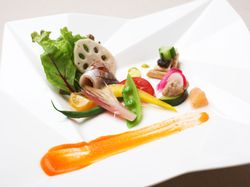 緑夏の前菜盛り合わせ
北海道産 彩り夏野菜と鯵のカルパッチョ
きのこトリュフと煮穴子
ゆめの大地四元豚のリエット
深浦人参とグリーンマスタードの2種のソース