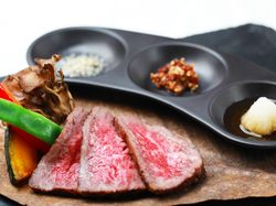 国産黒毛和牛サーロインと旬菜のグリエ
3種のコンディメント
香草岩塩
フリーズドライ醤油
おろし柚子ポン酢
