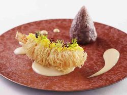 海老のカダイフ包と紫芋の蜂の巣に見立てた揚げ物