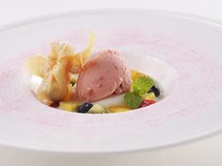 フルーツいっぱい杏仁豆腐 ココナッツミルクかけ 苺のジェラート