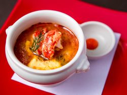 市場からの鮮魚と海老 ライスケーキのブイヤベース仕立て 自家製ルイユと黒七味