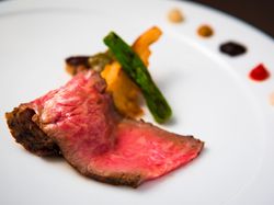厳選国産牛のローストビーフ　5種のテイスト　温度卵とジャパニーズスタイルのソース