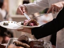 会場横にあるキッチンで1卓1名のサービスが出来たての料理をご提供