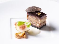 黒毛和牛肉とフォアグラのオペラ 季節の果実