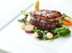 牛フィレ肉とフォアグラのソテー トリュフソース~ロッシーニ風~