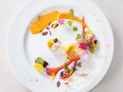 岩手山の湧き水で育った盛岡サーモンと北海道産のホタテ 柑橘香るガスパチョのソース