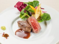 国産牛フィレ肉のステーキ トリュフ醬油ソース 山葵ディップ エスニックソルトと共に