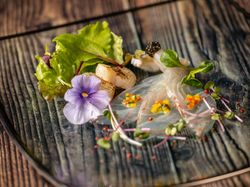 真鯛のカルパッチョ 手長海老の軽いブランシールキャビアのせ 帆立の炙り焼き