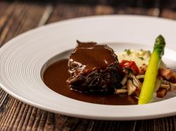 【チョイスメニュー】牛ホホ肉の赤ワインビール煮込みにポテトムースを添えて