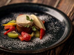 ロイヤルミルクティーショコラにフルーツを散りばめて