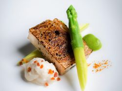 伊達鶏のガランティーヌ ベーコンムース アスパラガス スパイス風味