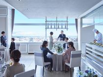 オープンキッチンから出来立てのお料理を