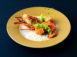 オマール海老の雲丹風味 トマトのグラチネ添え 帆立貝のブールブランソース