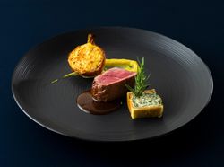 牛フィレ肉のステーキ 玉葱のグラチネとスービーズ 赤ワインソース