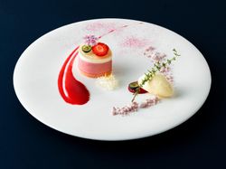 木苺とバニラの紅白ムース マスカルポーネアイスクリームを添えて