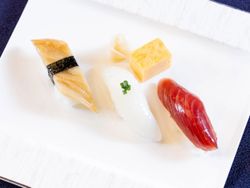 三種握り寿司(鮪・烏賊・穴子)