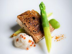 伊達鶏のガランティーヌ ベーコンムース アスパラガス スパイス風味