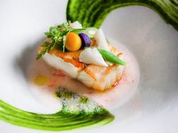 活魚のポアレ ズワイ蟹の銀餡ソース山葵風味 ほうれん草のピューレ エディブルフラワー