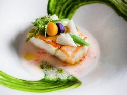 活魚のポアレ ズワイ蟹の銀餡ソース山葵風味 ほうれん草のピューレ エディブルフラワー