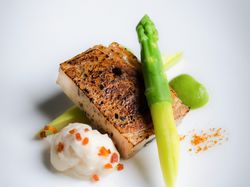 伊達鶏のガランティーヌ ベーコンムース アスパラガス スパイス風味