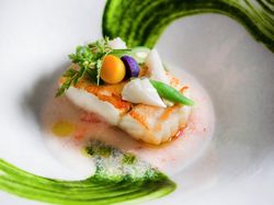 活魚のポアレ ズワイ蟹の銀餡ソース山葵風味 ほうれん草のピューレ エディブルフラワー