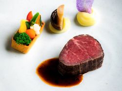 国産牛肉フィレ肉の低温ロティ 彩野菜のタルトレット トリュフのソース