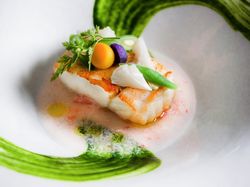 活魚のポアレ ズワイ蟹の銀餡ソース山葵風味 ほうれん草のピューレ エディブルフラワー