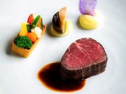 国産牛肉フィレ肉の低温ロティ 彩野菜のタルトレット トリュフのソース