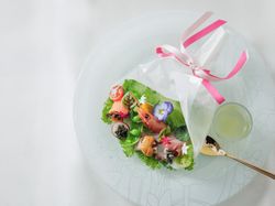 厳選した魚介類と可愛らしい食材を想いを伝えるブーケ仕立てに
金澤柚子みつと大野醤油のソース