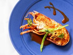 香ばしく焼き上げたオマール海老
金沢大野味噌バターを乗せて
アメリケーヌソース or 鰹コンソメソース