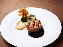 牛フィレ肉のグリエ ひよこ豆のフムスとカラフルポテトのプレッセ 赤ワインソース