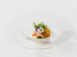 野菜のパールをコンソメジュレと生ハムで包んで