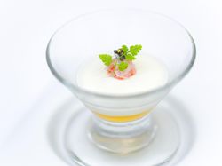 カリフラワーのブルーテとコンソメジュレ ズワイガニのマリアージュ キャビア・金箔飾り