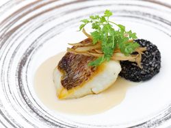 近海真鯛のポワレ
イカスミリゾットのガレットと共に
ソース ブールブラン