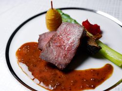 国産牛サーロインのロースト
アメーラトマトのコンフィとスパイシーなジュ・ド・ブフ
