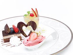 祝福のデザート ヴァリエ
ガトーオペラ・信州リンゴのカクテル・イチゴのモンブラン