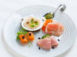 鴨肉のペッパー風味 魚介のカルパッチョ 生ハムとフレッシュトマトのカナッペ スモークサーモンのアグリュームソース