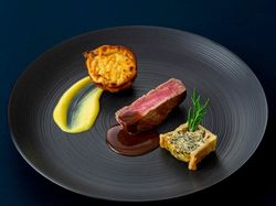 牛フィレステーキ 玉葱のグラチネとスービーズ 赤ワインソース