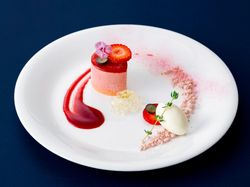 あまおうを使った苺のムース マスカルポーネアイスクリームを添えて