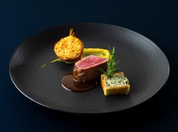 牛フィレ肉のステーキ 玉葱のグラチネとスービーズ 赤ワインソース