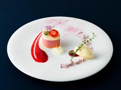 木苺とバニラの紅白ムース マスカルポーネアイスクリームを添えて