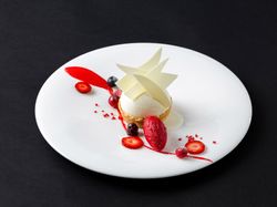 ヴァニラのクリームとフラン 苺のシャーベット添え