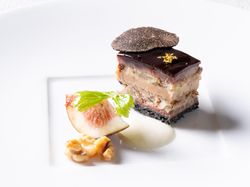 黒毛和牛肉とフォアグラのオペラ 季節の果実