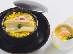 穴子の温寿司 小さな茶碗蒸し
生姜風味の和風ソース