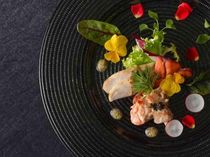 コースの構成は一品一品メニューをセレクトできる「プリフィックススタイル」を採用。