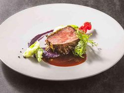 国産牛ロースのロティ おぼろ昆布のベール
濃厚なジュ・ド・ブッフソースと奈良漬けの和合