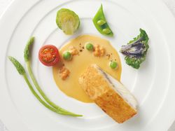 帆立と蟹のムースを乗せた旬魚のさっくりポワレ ウニクリームソース