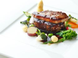 牛フィレ肉とフォアグラのソテー トリュフソース~ロッシーニ風~