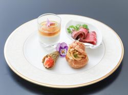 スモークサーモンのブーケ仕立て
フォアグラシュー
自家製ローストビーフ
旬の野菜のムース　コンソメジュレとウニ